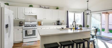 Kjøleskap, mikrobølgeovn, kokeplater og oppvaskmaskin