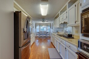 Fridge, microwave, oven, stovetop - Lovely Decatur Home w/ Yard ~ 6 Mi to Town! (Decatur)