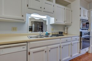Fridge, microwave, oven, stovetop - Lovely Decatur Home w/ Yard ~ 6 Mi to Town! (Decatur)