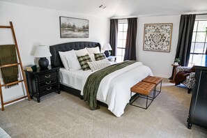 3 bedrooms, iron/ironing board, WiFi, bed sheets - New Year’s Retreat. Cozy Modern Farmhouse! Close to historic downtown Wylie! (Wylie)