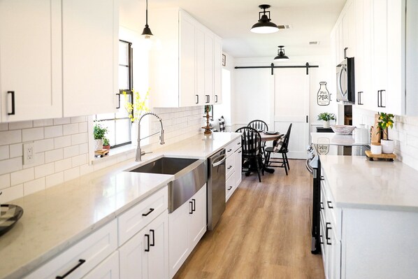 Fridge, microwave, oven, stovetop - Holiday Retreat. Cozy Modern Farmhouse! Close to historic downtown Wylie! (Wylie)