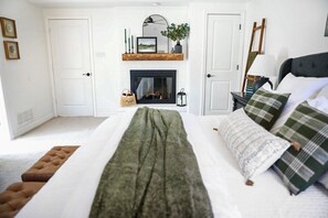 3 bedrooms, iron/ironing board, WiFi, bed sheets - Holiday Retreat. Cozy Modern Farmhouse! Close to historic downtown Wylie! (Wylie)