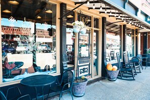 Outdoor dining - Holiday Retreat. Cozy Modern Farmhouse! Close to historic downtown Wylie! (Wylie)