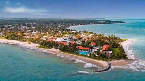On the beach, sun-loungers, beach towels - Casa Amendoeiras Charme e Conforto à Beira-mar (Ponta de Serrambi Ipojuca)