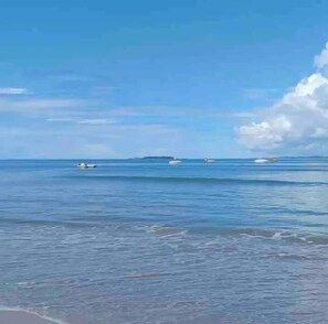 Plage, chaises longues, serviettes de plage
