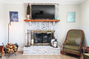 TV connectée, lecteur de DVD, livres