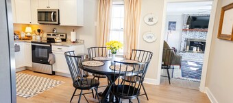 Charming Southern Cottage, Sleeps 6, Dog Friendly!