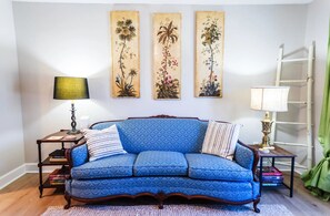 TV connectée, lecteur de DVD, livres