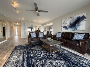 TV - South Shore Gorgeous 2 Bedroom/Newly Updated/Lake View/Amazing Amenities! (Hot Springs)