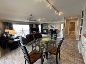 Interior - South Shore Gorgeous 2 Bedroom/Newly Updated/Lake View/Amazing Amenities! (Hot Springs)