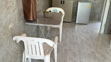 Herbergi með tvíbreiðu rúmi | Stofa | 110-cm snjallsjónvarp með stafrænum rásum