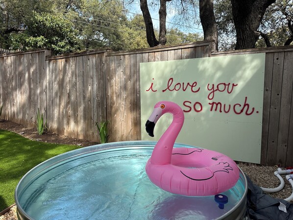 A swimming pool with a pink flamingo float and a sign saying 'I love you so much.' - Beautiful yard, cowboy pool, walk river trail/SoCo (Austin)
