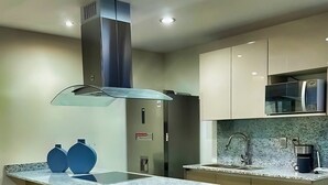 Apartment | Private kitchen | Microwave, stovetop, cookware/dishes/utensils - Altomare (Mazatlán)