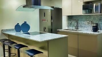 Departamento | Cocina privada | Microondas, parrilla de estufa y utensilios de cocina