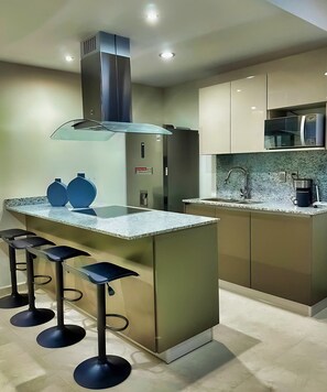 Apartment | Private kitchen | Microwave, stovetop, cookware/dishes/utensils - Altomare (Mazatlán)