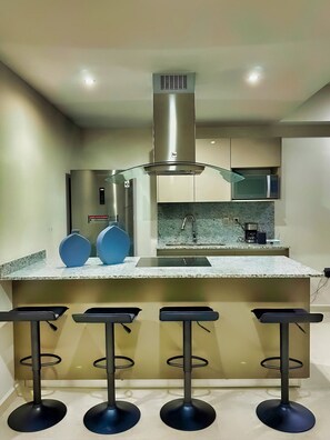 Apartamento | Cozinha privada | Micro-ondas, cooktop, talheres/pratos/utensílios de cozinha