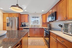 Fridge, microwave, oven, stovetop - Private and serene Kennebunk Sanctuary, close to all the local attractions (Kennebunk)