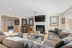 Smart TV, fireplace, computer monitors - Private and serene Kennebunk Sanctuary, close to all the local attractions (Kennebunk)