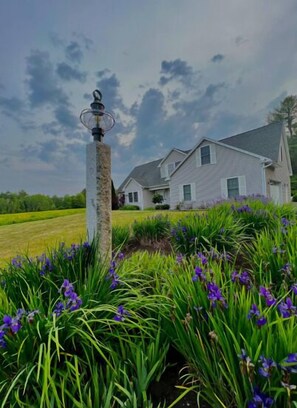 Property grounds - Private and serene Kennebunk Sanctuary, close to all the local attractions (Kennebunk)