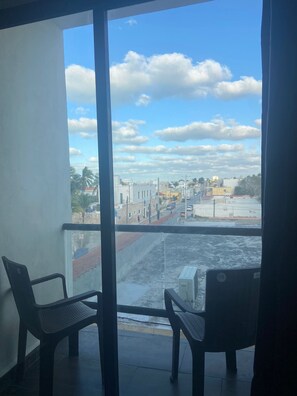 Chambre Standard | Coin séjour | TV connectée de 32 pouces avec chaînes numériques