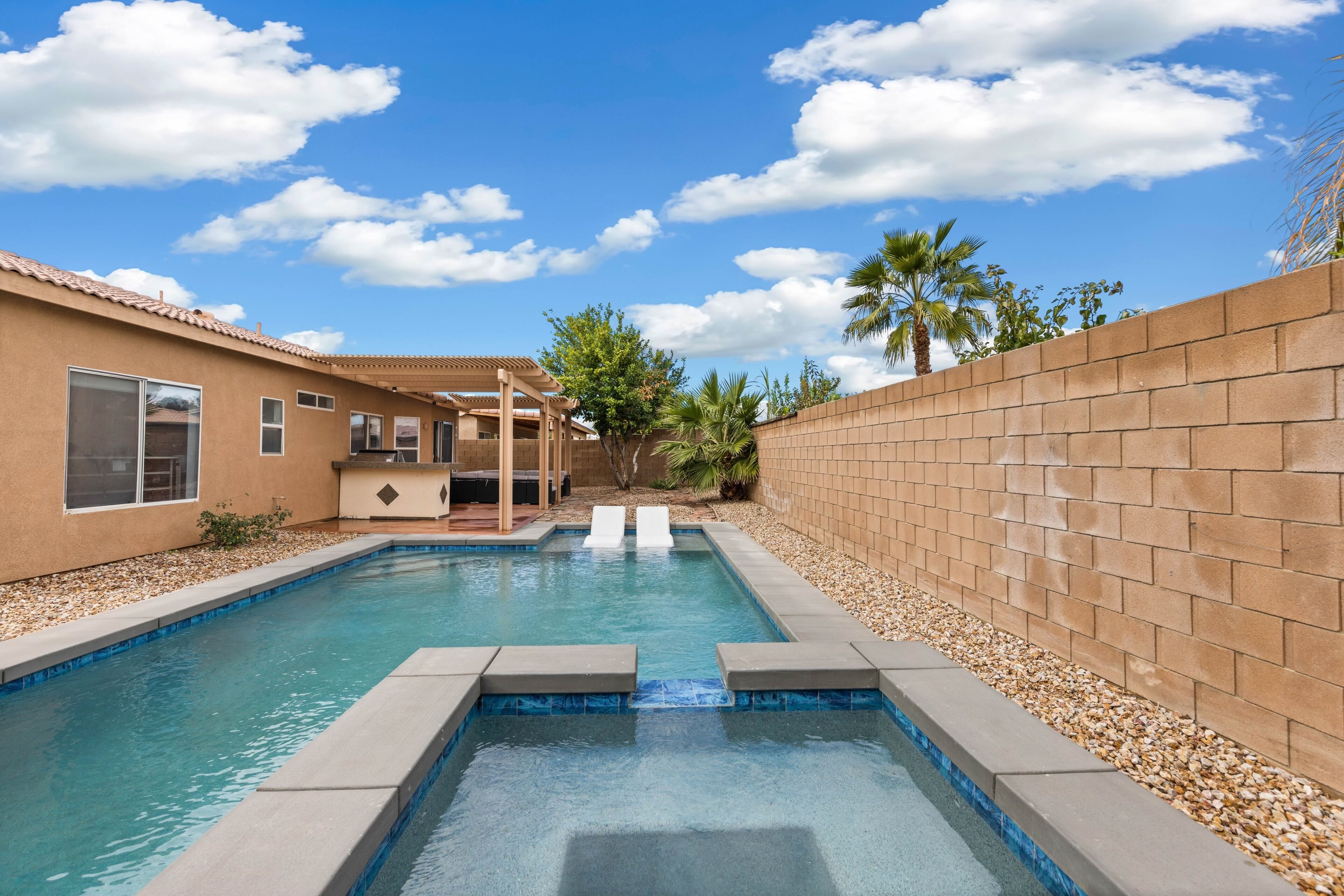 Desert Joy Home Spacious 3.5-bedroom house with a beautiful pool and spa! 
