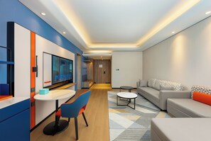 Suite, 1 kingsize-seng | Sengetøy av topp kvalitet, dundyner og skrivebord for bærbar PC