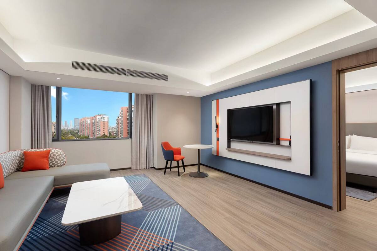 1 King 1 Bedroom Suite | Premium bedding, down comforters, minibar, laptop workspace