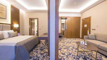 Suíte júnior, 1 cama King e sofá-cama, sacada | Roupas de cama premium, cofres nos quartos, escrivaninha
