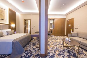 Junior suite, 1 kingsize bed met slaapbank, balkon | Luxe beddengoed, een kluis op de kamer, een bureau, een laptopwerkplek