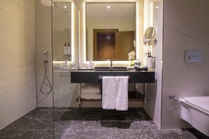 Douche, sèche-cheveux, chaussons, serviettes fournies