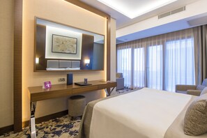 Junior suite, 1 kingsize bed met slaapbank, balkon | Woonruimte | Een 43-inch smart-tv met satellietzenders