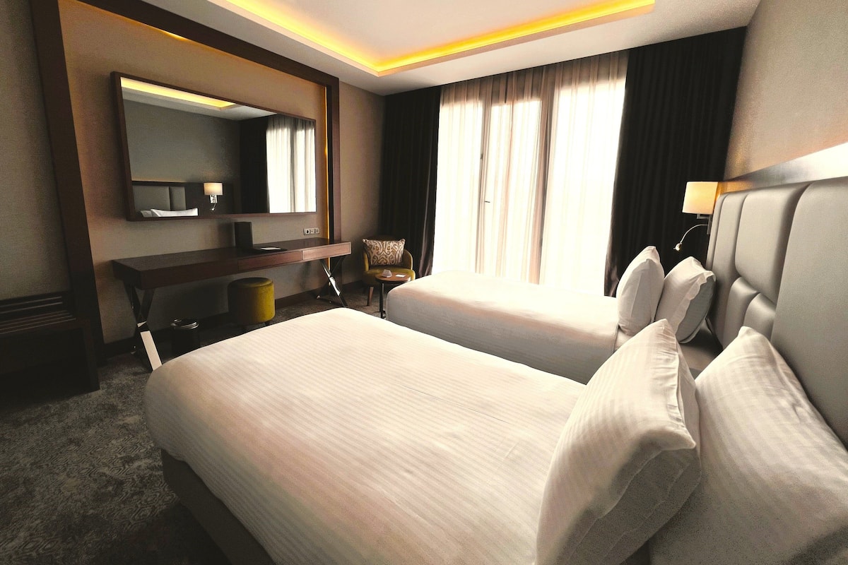 Standard-huone, 2 yhden hengen sänkyä, parveke | Ylelliset vuodevaatteet, tallelokero huoneessa, työpöytä