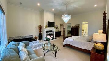 6 bedrooms, desk, iron/ironing board, WiFi