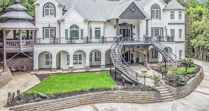 Maison Paradis- River Front/Two-Kitchens/7.5-Bath/6-Bed!