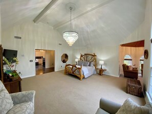 6 bedrooms, desk, iron/ironing board, WiFi