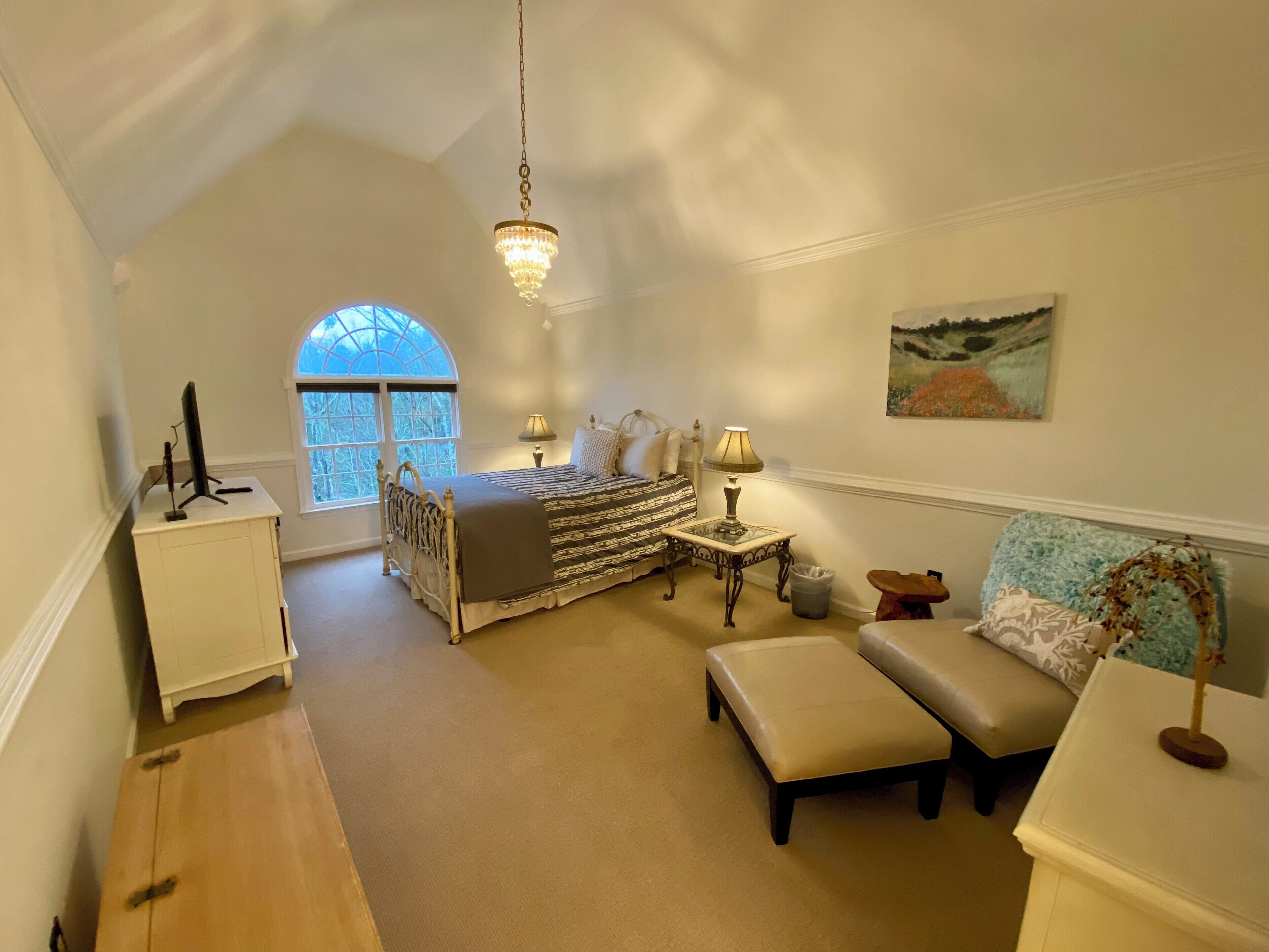 6 habitaciones, escritorio, tabla de planchar con plancha y wifi 