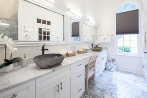 Shower, jetted bath, hair dryer - Maison Paradis - River Front - Two Kitchens (Dahlonega)