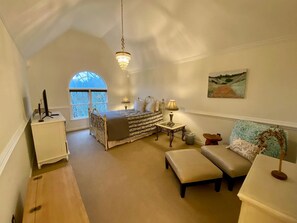 Desk, iron/ironing board, WiFi - Maison Paradis - River Front - Two Kitchens (Dahlonega)