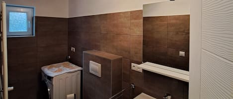 Douche, sèche-cheveux, serviettes fournies, savon