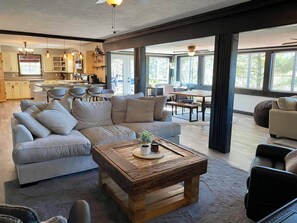 Smart TV, fireplace, books - Boho Mountain Escape - Mountain Views/River Front/Hot Tub! (Dahlonega)