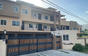 Exterior - Luxurious Apt w/ Amazing Mountain View (Kingston)