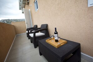 Terrace/patio - Luxurious Apt w/ Amazing Mountain View (Kingston)