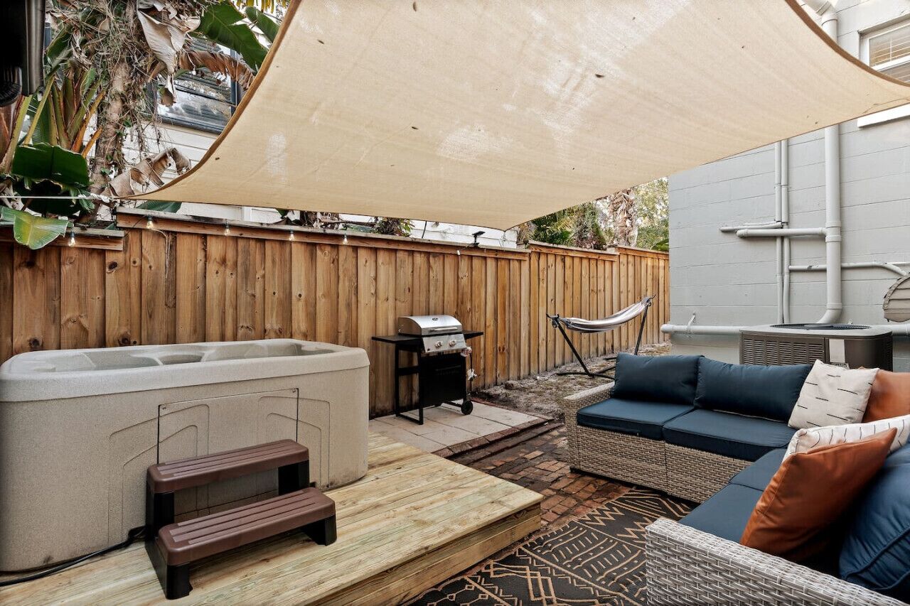 Downtown Gem w/ Jacuzzi + Basketball + Games!