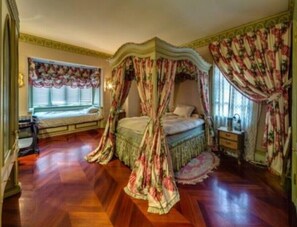 9 bedrooms, WiFi, bed sheets