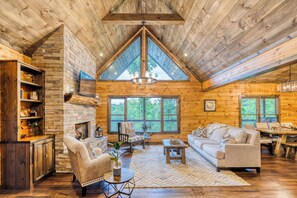 Smart TV, fireplace - Escape to Serenity! Custom Crafted Cabin! Hot Tub! (Mineral Bluff)