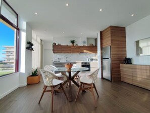 Réfrigérateur, micro-ondes, four, lave-vaisselle