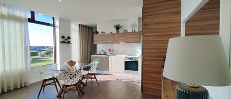 Frigorífico, microondas, horno y lavavajillas