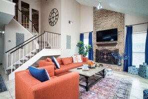 Télévision, cheminée, espaces bureaux