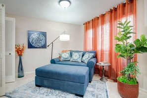 テレビ、暖炉、書斎 / ワークスペース