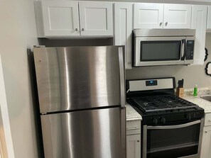 Refrigerador, microondas, horno y parrilla de estufa 